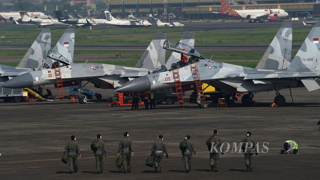 Penerbang menuju pesawat Sukhoi SU-27/30 dalam gladi kotor Hari Ulang Tahun Ke-77 TNI Angkatan Udara di Lanud Halim Perdanakusuma, Jakarta Timur, Rabu (5/4/2023). 