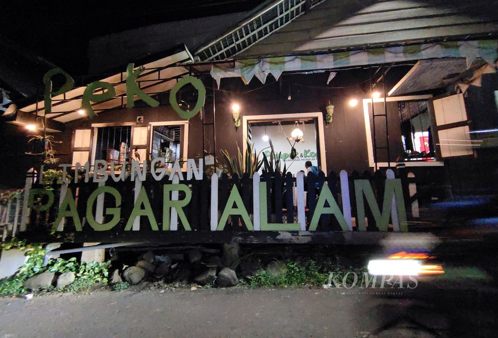 Warung Kopi Pempek dan Kopi di kawasan Bangun Jaya, Kecamatan Pagaralam Utara, Kota Pagaralam, Sumatera Selatan, Jumat (5/7/2024). 