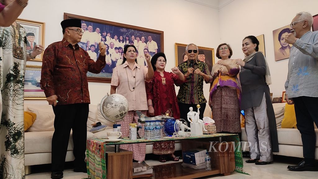 Suasana silaturahmi atau halalbihalal kelompok Patriot Indonesia di kediaman Sidarto Danusubroto, Senin (15/4/2024). Tampak Sidarto Danusubroto (berpeci) dan Guntur Soekarnoputra (keempat dari kanan). 