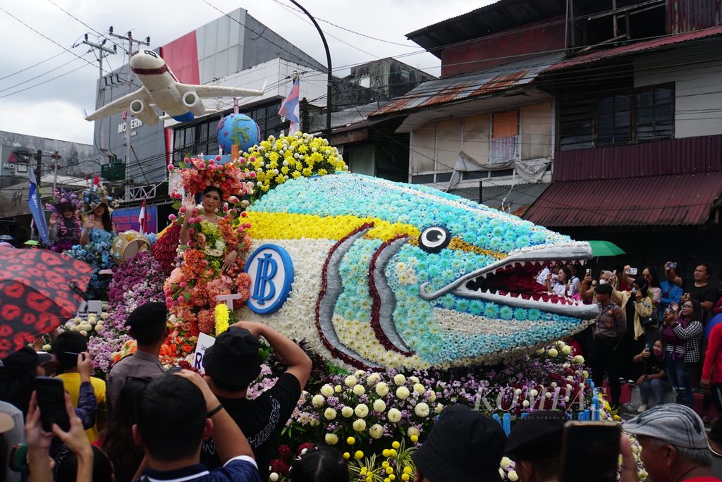 Kendaraan hias atau <i>float </i>milik Kantor Perwakilan Sulawesi Utara Bank Indonesia tampil dalam parade bunga sekaligus turnamen kendaraan hias Tomohon International Flower Festival, Sabtu (12/8/2023), di Tomohon, Sulawesi Utara.