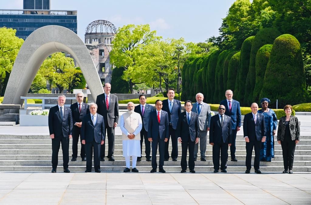 Di depan monumen peringatan atau cenotaph, Presiden Joko Widodo dan para pemimpin negara melakukan upacara peletakan karangan bunga dan memberikan penghormatan kepada para korban bom atom di Hiroshima Peace Memorial Park, pada Minggu, (21/5/2023) . 