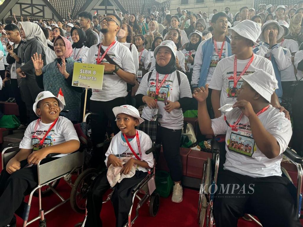 Sekitar 1.000 anak, termasuk anak-anak disabilitas dari sejumlah sekolah luar biasa di Jakarta, hadir pada Festival Ekspresi Anak 2024 dalam rangka Hari Anak Nasional 2024 yang berlangsung di panggung teater, samping wahana Hysteria, kawasan Dunia Fantasi, Ancol, Jakarta Utara, Kamis (18/7/2024) siang. 