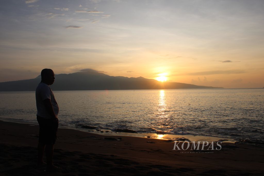 Warga menjemput pagi di pesisir pantai Desa Lewotobi, Kecamatan Ile Bura, Kabupaten Flores Timur, Nusa Tenggara Timur pada Minggu (7/1/2024). Desa Lewotobi berada di kaki Gunung Lewotobi Laki-laki.