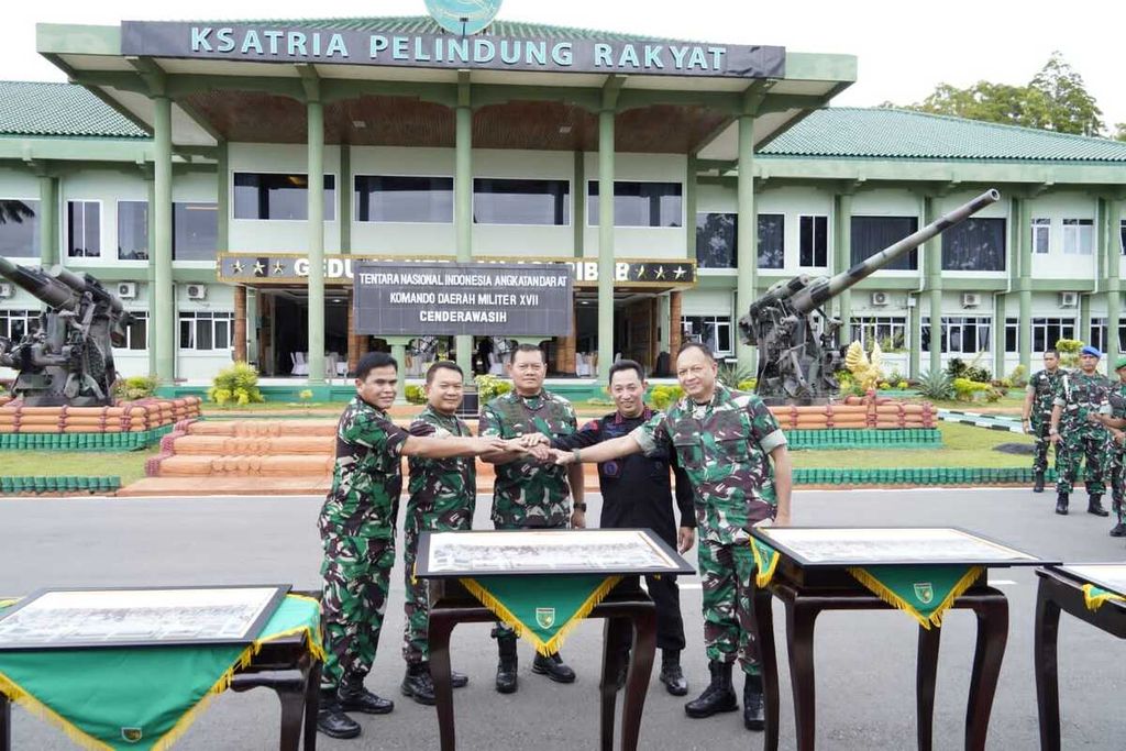 Panglima TNI Laksamana Yudo Margono dan Kapolri Jenderal Listyo Sigit Prabowp beserta KSAD, KSAL, dan KSAU saat kunjungan kerja bersama di Papua, di Kodam Cendrawasih, Senin (9/1/2023).