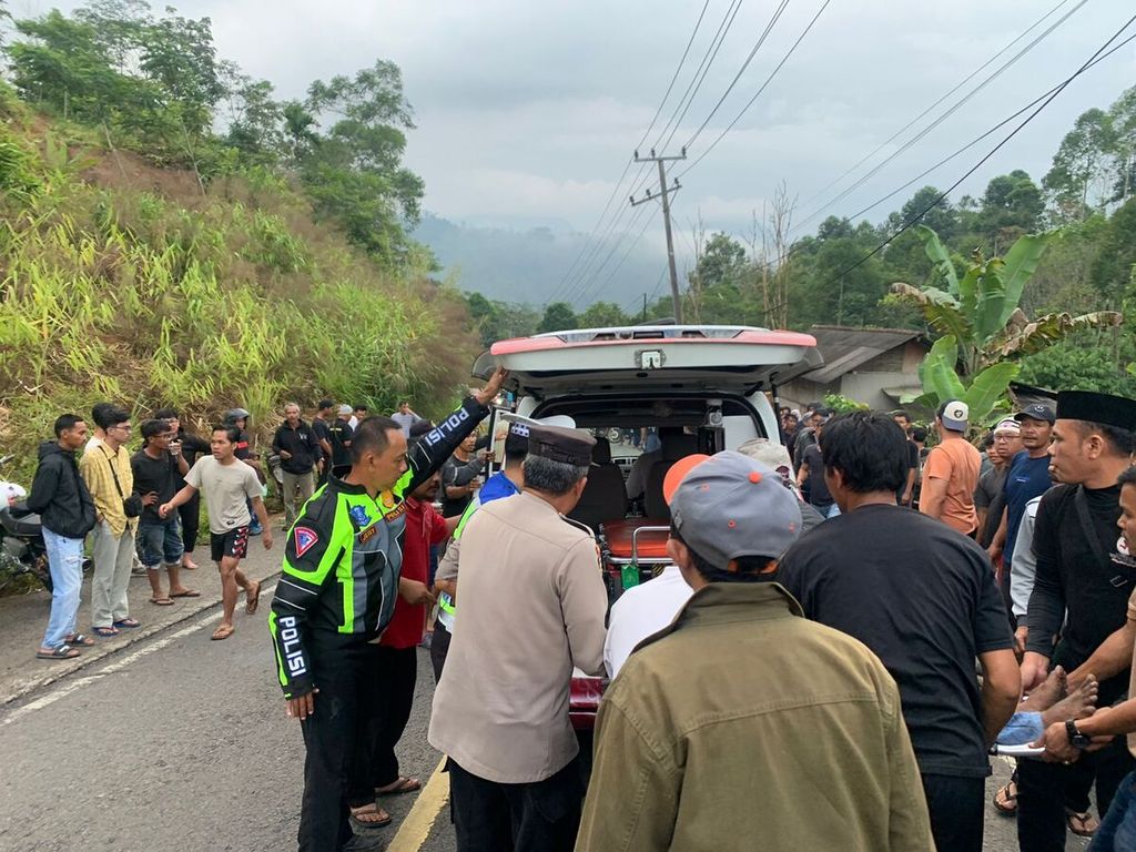 Sebuah bus antarkota antarprovinsi menabrak sepeda motor di jalan lintas barat Sumatera, tepatnya di Pekon Simpang Sari, Kecamatan Sumber Jaya, Lampung Barat, Lampung, Rabu (3/7/2024).