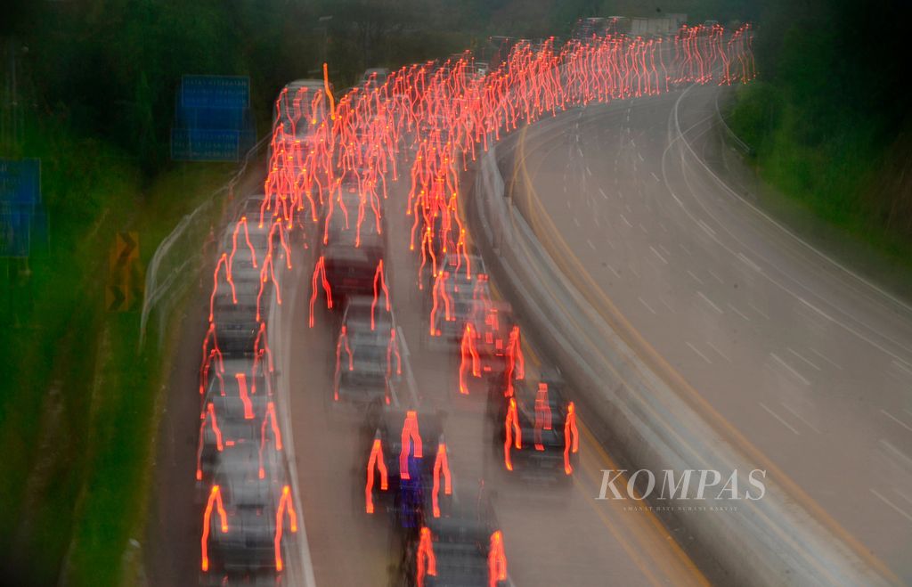 Kepadatan arus lalu lintas kendaraan saat arus balik Lebaran yang dimulai beberapa hari ini di jalan tol ruas Bawen-Semarang, Ungaran, Kabupaten Semarang, Jawa Tengah, Jumat (6/5/2022). 