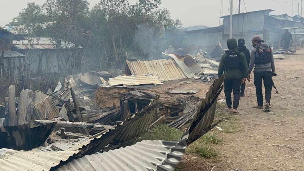 Pada Minggu (13/11/2022), tampak puing-puing rumah warga yang dibakar sekelompok orang di Kabupaten Dogiyai, Papua Tengah, sehari sebelumnya.