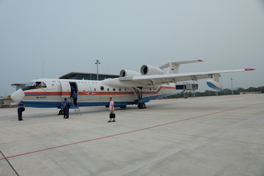Pesawat Beriev Be-200 dari Rusia di Bandar Udara Depati Amir, Pangkalpinang, Bangka Belitung, Sabtu (24/10/2015). 