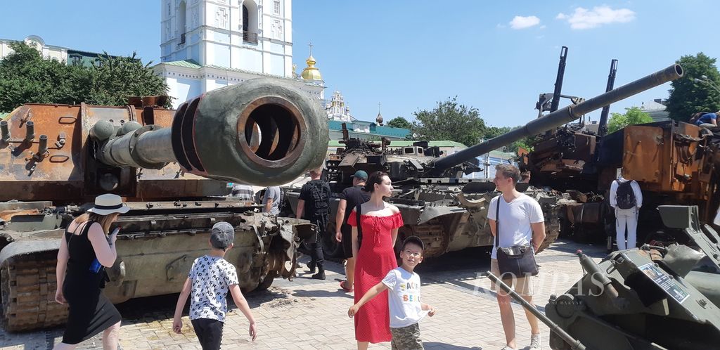 Kendaraan perang dan tank Rusia yang dihancurkan tentara Ukraina dipajang di lapangan Gereja St Michael, Kyiv, Ukraina, Sabtu (11/6/2022). Bangkai kendaraan dan tank Rusia ini dijadikan obyek wisata untuk tempat berfoto bagi warga Ukraina.(KOMPAS/HARRY SUSILO)