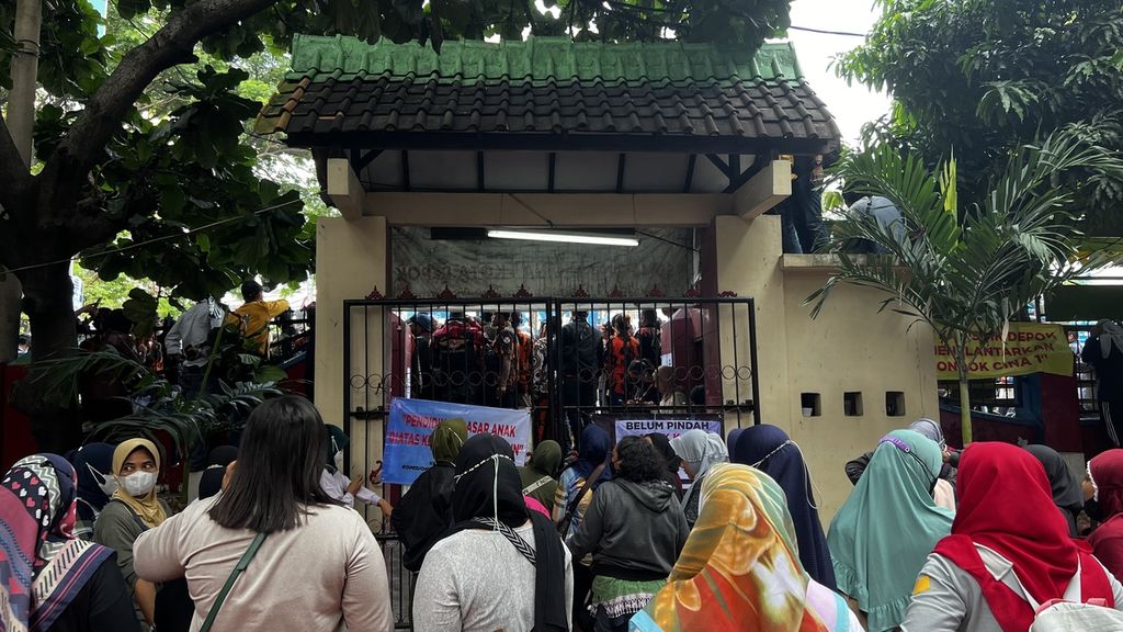 Puluhan orangtua di dalam sekolah melarang pihak Satpol PP untuk masuk ke sekolah di SDN Pondok Cina 1 Depok Jawa Barat, Minggu (11/12/2022)