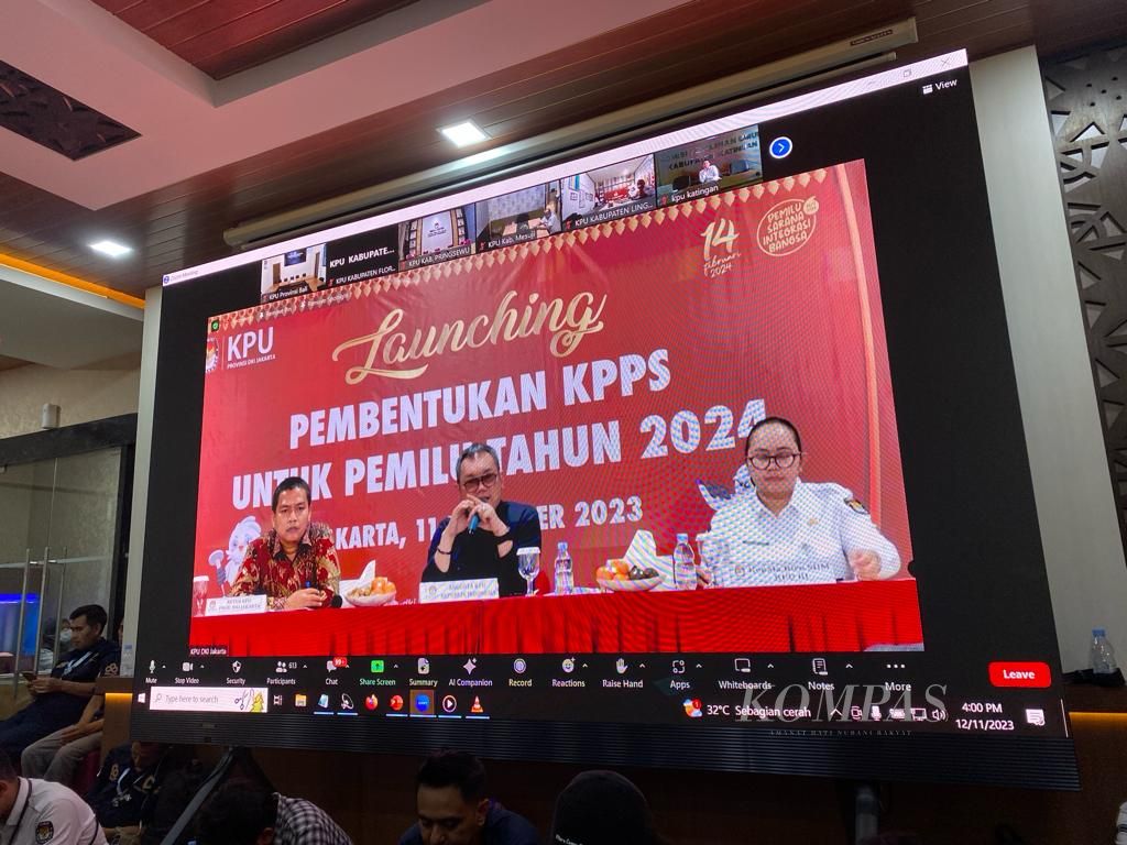 Komisioner KPU Parsadaan Harahap (tengah) menyampaikan paparan tentang pembentukan Kelompok Penyelenggara Pemungutan Suara (KPPS) di kantor KPU DKI Jakarta, Senin (11/12/2023). 