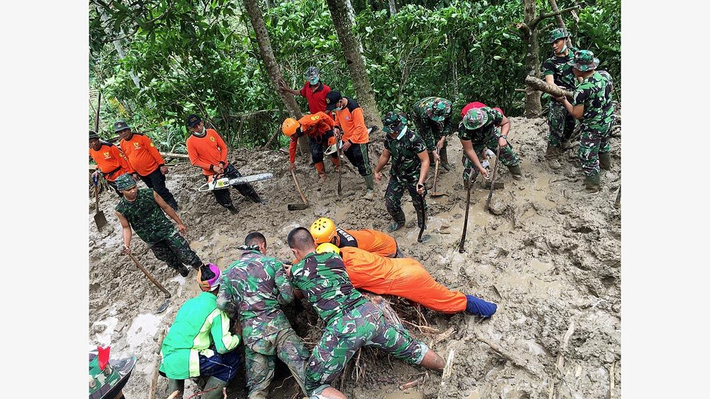 Operasi pencarian  dan penyelamatan (SAR) terhadap empat korban tertimbun longsor, Sabtu (2/12), di Desa Klesem, Kecamatan Kebonagung, Kabupaten Pacitan, Jawa Timur. Banjir dan longsor mengakibatkan 25 orang tewas dan sekitar 7.000 warga mengungsi.