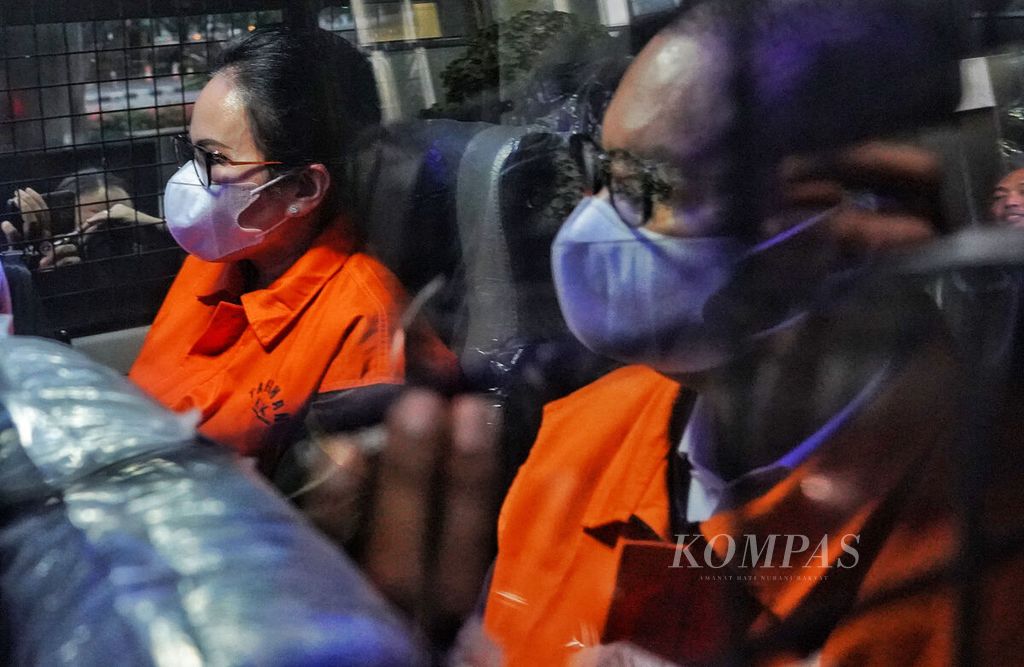 Bupati Kapuas Ben Brahim S Bahat bersama istrinya yang merupakan anggota DPR Fraksi Partai Nasdem, Ary Egahni, diangkut mobil tahanan di Kantor Komisi Pemberantasan Korupsi, Jakarta, Selasa (28/3/2023). 