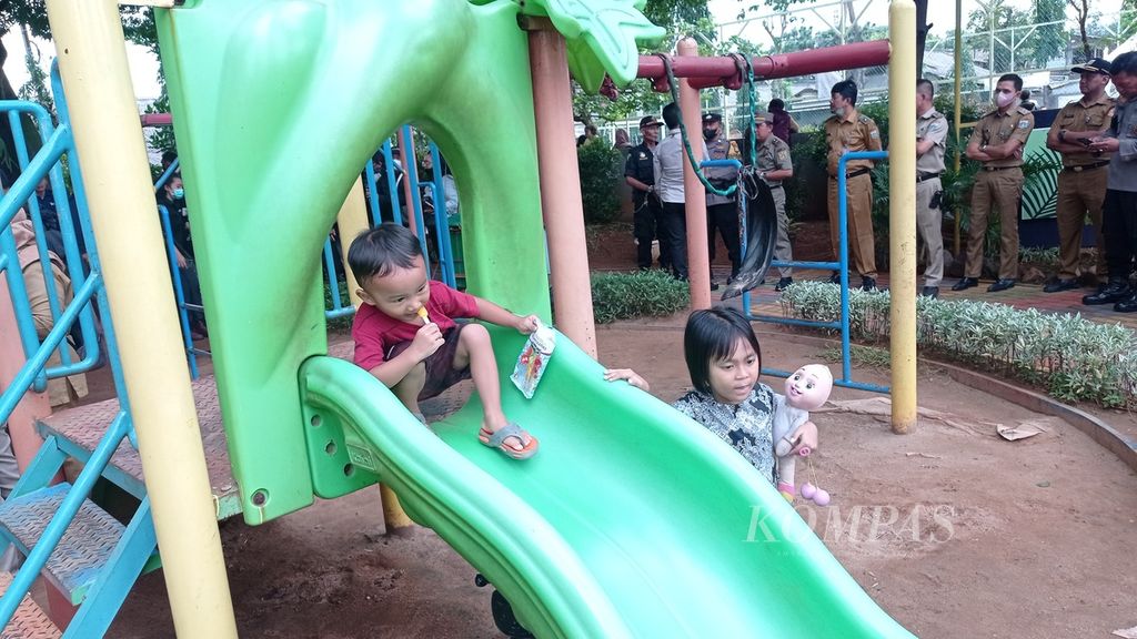 Anak balita bermain di RPTRA Triputra Persada Hijau Semper Barat, Cilincing, Jakarta Utara, Selasa (31/1/2023).