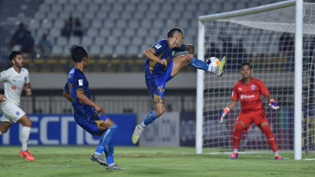 Gelandang tengah Persib Bandung, Tyronne del Pino, saat menggempur lini pertahanan tim Lion City Sailors asal Singapura dalam laga AFC Champions League Two di Stadion Si Jalak Harupat, Kabupaten Bandung, Jawa Barat, Kamis (24/10/2024). Laga ini berakhir imbang 1-1.