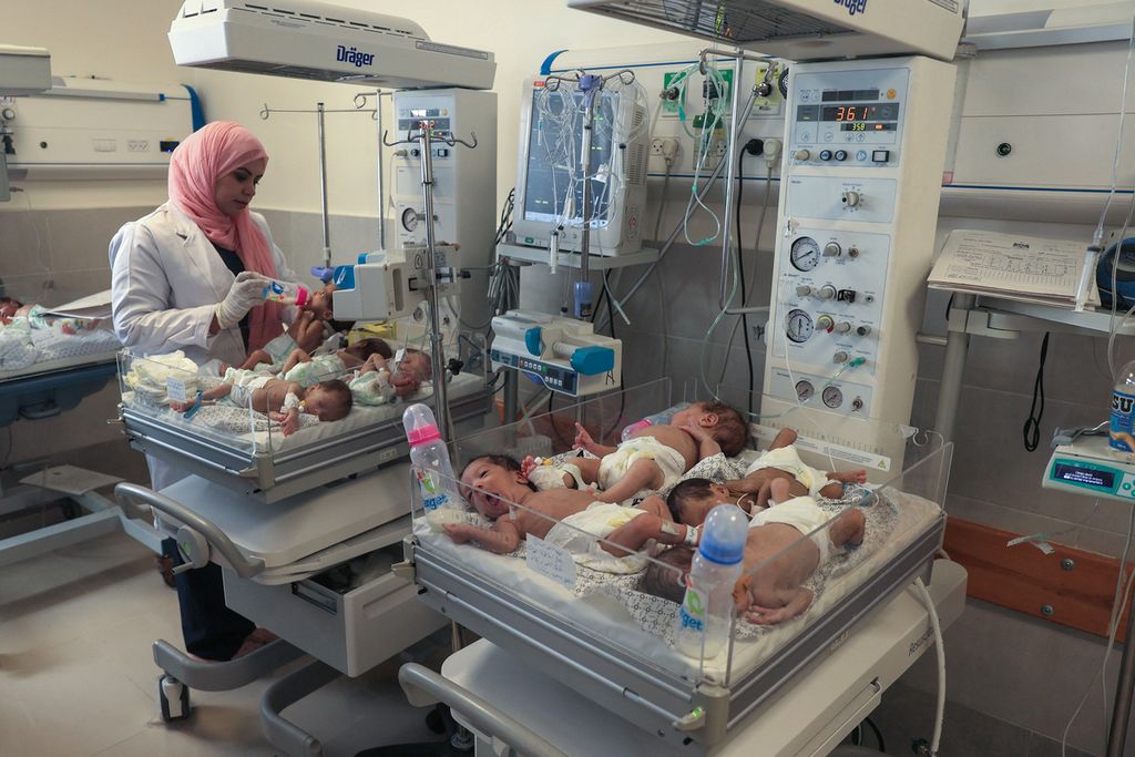 Perawat Palestina merawat bayi-bayi prematur yang dievakuasi dari RS Al-Shifa kota Gaza ke rumah sakit di kota Rafah di Jalur Gaza selatan, 20 November 2023. 