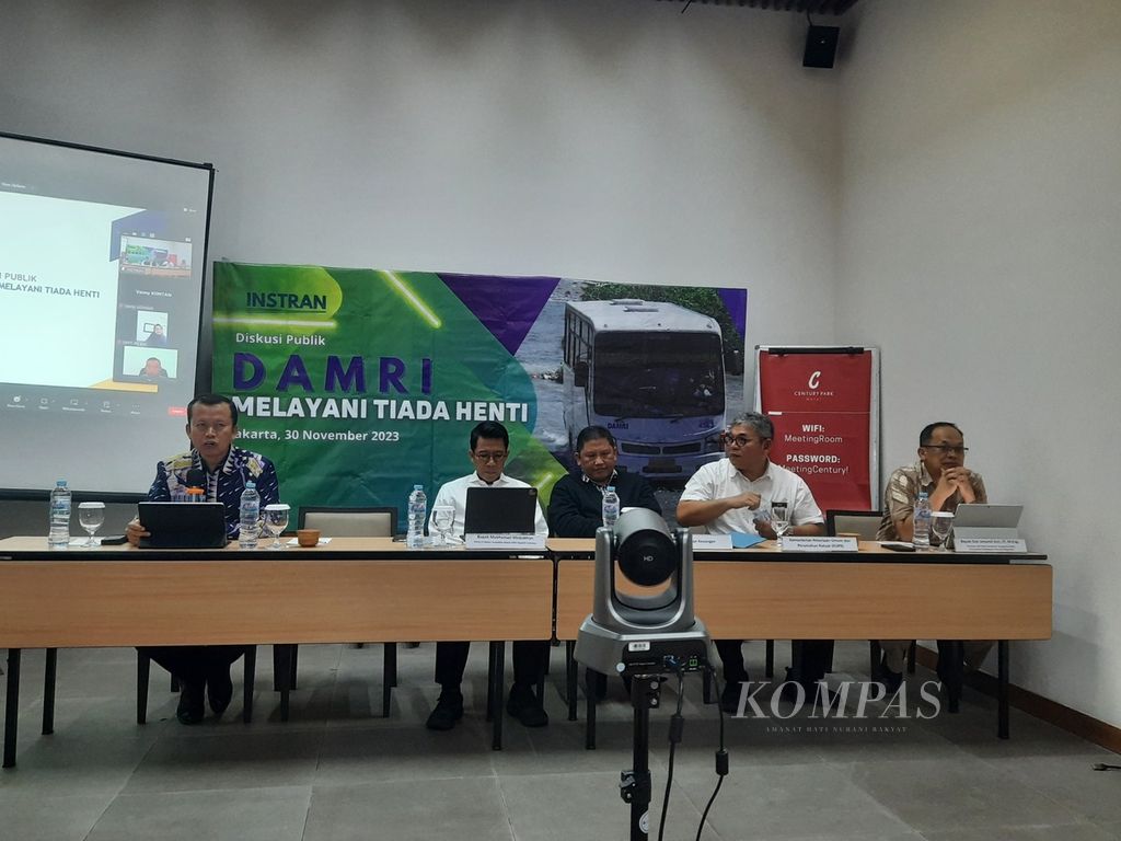 Direktur Angkutan Jalan Kementerian Perhubungan Suharto menjelaskan mengenai angkutan perintis dalam diskusi publik bertajuk Damri Melayani Tiada Henti oleh Institut Studi Transportasi di Jakarta, Kamis (30/11/2023). 