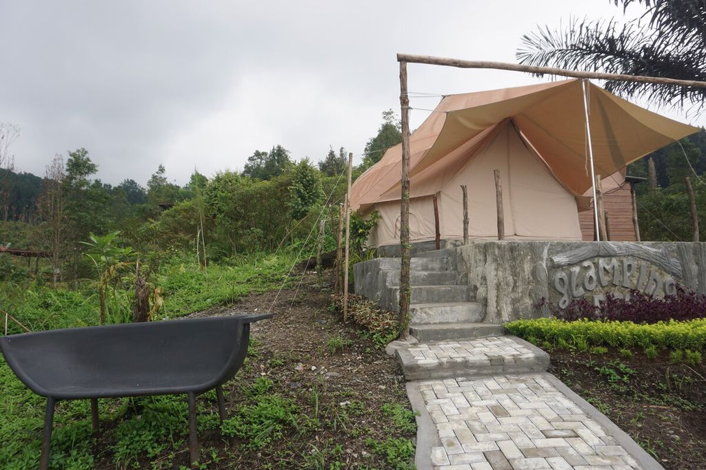 Tenda untuk bermalam di Wisata Alam Bukit Tengtung di Baturraden, Banyumas, Jawa Tengah, Jumat (16/9/2022).