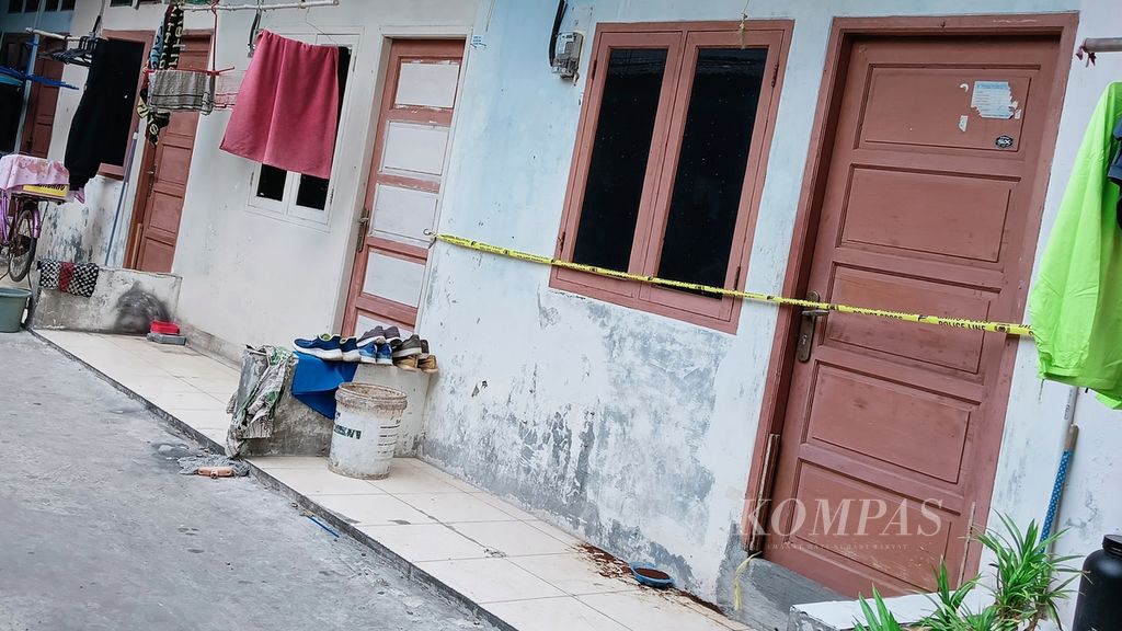 Kamar Nomor 5 di sebuah kontrakan di Jalan Cemara IV, Kelurahan Duri Kosambi, Cengkareng, Jakarta Barat, masih terpasang garis polisi, Jumat (14/7/2023). Di kamar itu seorang perempuan ditemukan tewas dalam kondisi membusuk pada Rabu (12/7/2023). Polisi menduga perempuan itu korban pembunuhan.