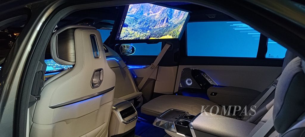Tampilan salah satu sisi interior pada mobil listrik BMW 7i XDrive 60 yang ditampilkan dalam Snapdragon Summit di Maui, negara bagian Hawaii, Amerika Serikat, Selasa (24/10/2023) waktu setempat.