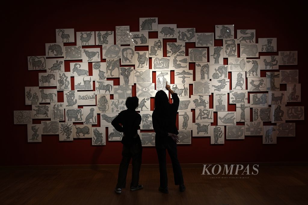 ”Arsip-arsip Doa: Wirid Visual (2023-2024)” dalam Pameran Seni Rupa Melik Nggendong Lali karya Butet Kartaredjasa di Gedung A, Galeri Nasional Indonesia, Jakarta, Kamis (25/4/2024). 