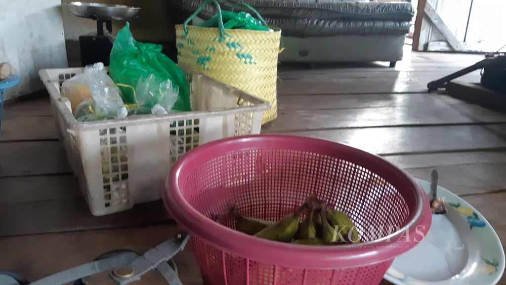Beberapa sayuran dan buah-buahan milik Ardianto dan istrinya yang siap dijual di pasar, pada Jumat (22/9/2023). Di Hari Tani Nasional, Ardianto berharap kehidupan petani lebih baik.