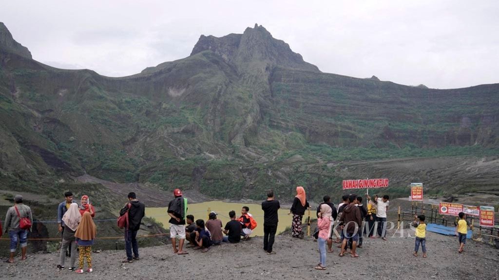 Wisatawan mengamati kawah Gunung Kelud di perbatasan Kabupaten Kediri, Malang, dan Blitar, Jawa Timur, 24 Maret 2019. 