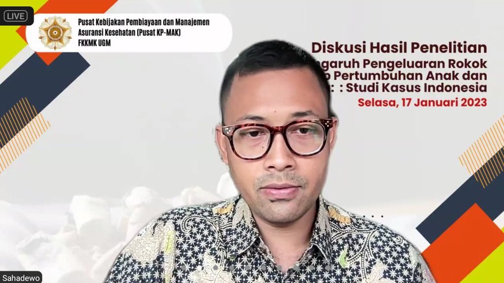 Salah seorang peneliti sekaligus Wakil Dekan Fakultas Ekonomika dan Bisnis UGM, Gumilang Aryo Sahadewo, dalam webinar diskusi hasil penelitian yang berjudul ”Kajian Pengaruh Pengeluaran Rokok Terhadap Pertumbuhan Anak dan Stunting: Studi Kasus di Indonesia” secara daring di Jakarta, Selasa (17/1/2023).