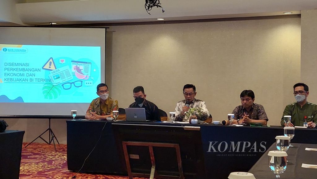 Kepala Perwakilan Bank Indonesia Provinsi Kalimantan Selatan Imam Subarkah (tengah) menyampaikan paparan dalam acara bincang bareng media di Banjarmasin, Jumat (20/5/2022).