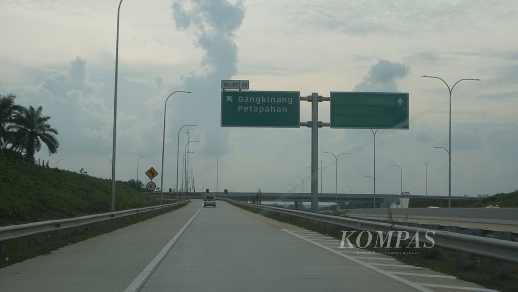 Sebuah kendaraan melewati jalur keluar Tol Pekanbaru-Bangkinang, Provinsi Riau, sepanjang 31 kilometer, Senin (2/1/2022). Tol yang baru dioperasikan pada Oktober 2022 dan mulai memberlakukan tarif pada 25 Desember 2022 itu memangkas waktu tempuh perjalanan dari Pekanbaru ke Bangkinang, Kabupaten Kampar, hingga 45 menit.