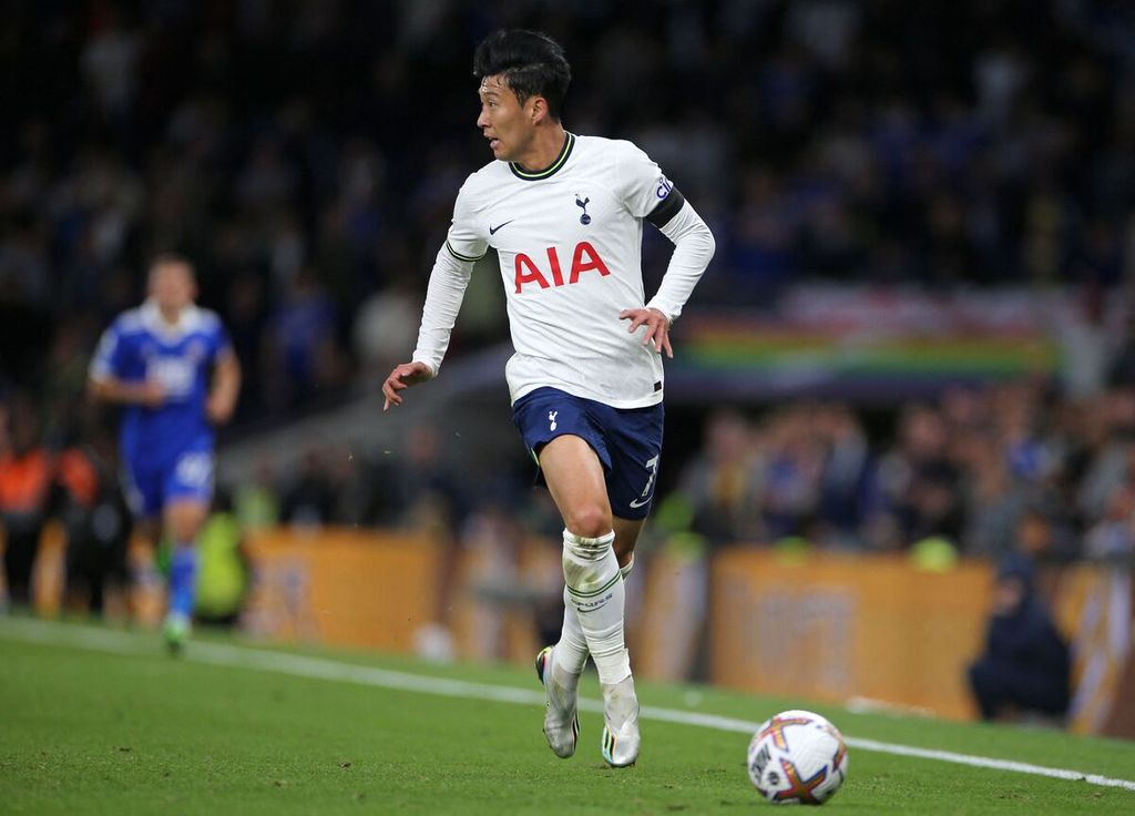 Penyerang sayap Tottenham Hotspur, Son Heung-min, menggiring bola saat menghadapi Leicester City pada laga Liga Inggris di Stadion Tottenham Hotspur, London, Minggu (18/9/2022) dini hari WIB. Spurs menang telak, 6-2, antara lain berkat <i>hattrick</i> Son. 