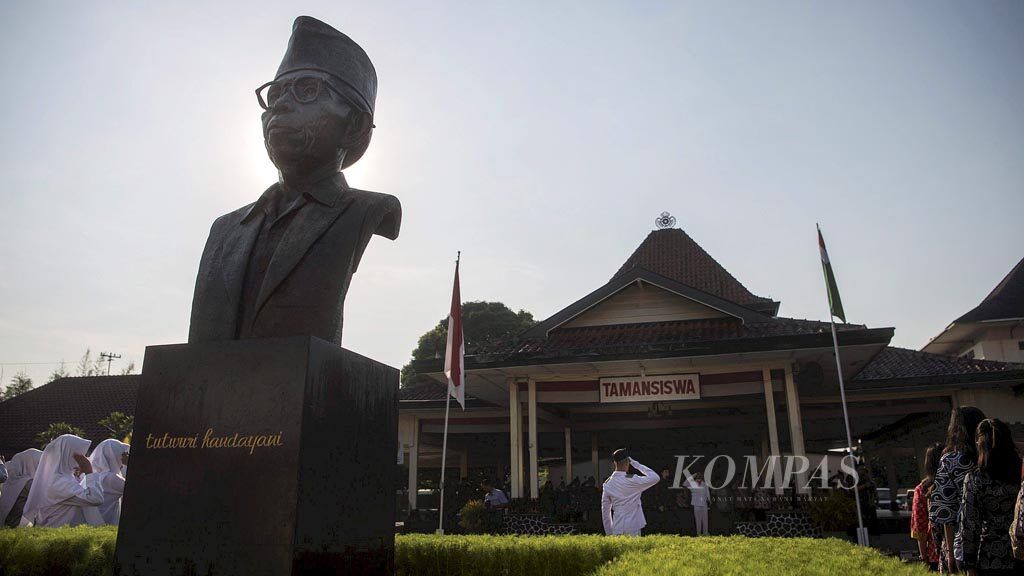 Pelajar dan pengajar mengikuti upacara memperingati Hari Pendidikan Nasional di halaman kompleks Perguruan Taman Siswa di Jalan Taman Siswa, Yogyakarta, yang didirikan oleh tokoh pendidikan nasional Ki Hadjar Dewantara, Rabu (2/5/2018). Hari Pendidikan Nasional diperingati setiap tanggal 2 Mei bertepatan dengan hari kelahiran Ki Hadjar Dewantara sebagai simbol kebangkitan dunia pendidikan nasional.