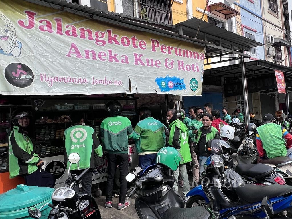 Pengemudi daring mengantre untuk mengambil pesanan di salah satu toko yang menjual jalangkote di Kota Makassar, Sulawesi Selatan, Selasa (12/3/2024).