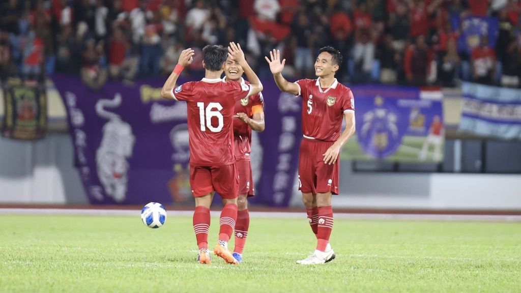 Hokky Caraka (16) merayakan gol kedua dengan dua rekannya, Rizky Ridho dan Rachmat Irianto (kanan-kiri), dalam laga melawan Brunei Darussalam di Stadion Nasional Hassanal Bolkiah, Bandar Seri Begawan, Selasa (17/10/2023). Hokky mencetak dua gol dan dua asis.