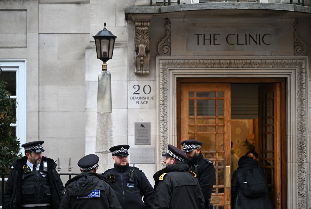 Tampak polisi di depan The London Clinic, Inggris, pada Rabu (17/1/2024). Kate Middleton alias Putri Wales sedang dirawat di sana setelah operasi perut.