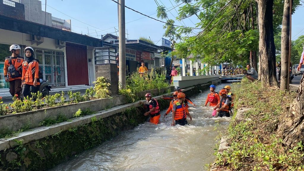 The Basarnas team in Trenggalek, together with other elements, are searching for the victims of flooding in Kediri City, East Java, on Sunday (26/3/2023). Two siblings from Sumberagung Village, Wates District, Kediri Regency, were swept away by the sewage water on Saturday night.