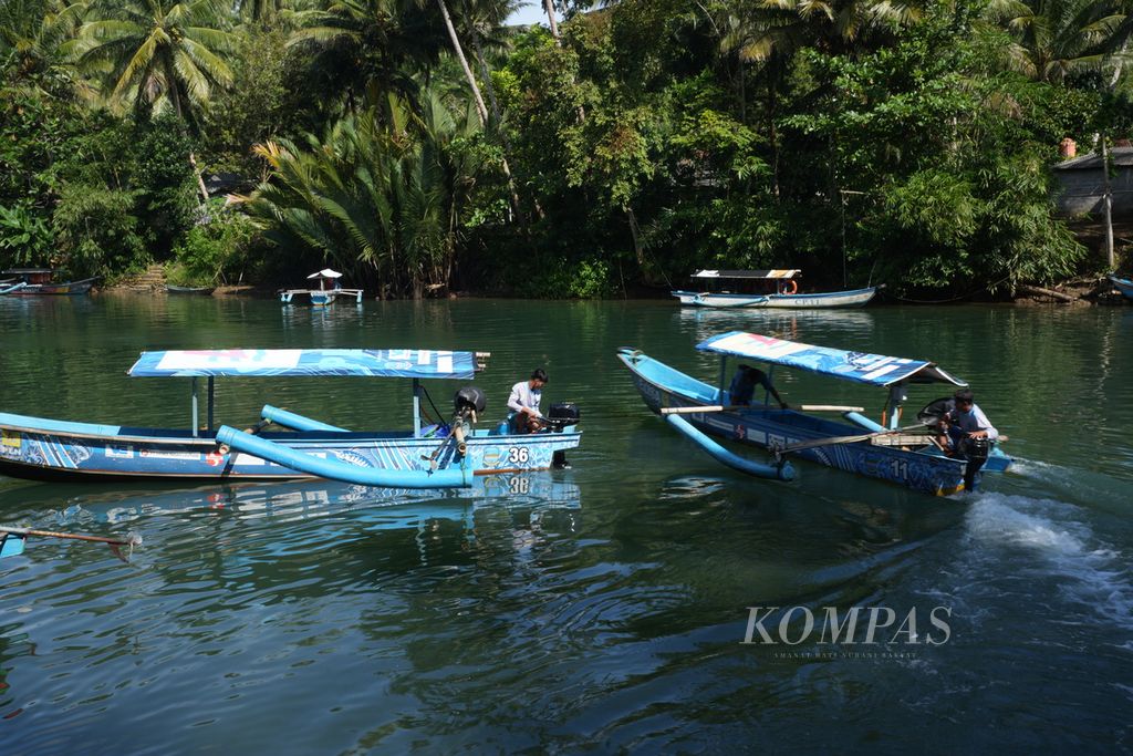 Nelayan bersiap mengantar wisatawan mengelilingi kawasan wisata Green Canyon dengan menggunakan perahu listirk di Desa Kertayasa, Kecamatan Cijulang, Kabupaten Pangandaran, Jawa Barat, Minggu (5/5/2024). 