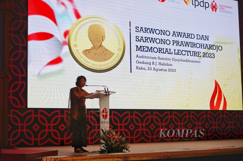 Guru Besar Fakultas Ilmu Pengetahuan Budaya Universitas Indonesia Melani Budianta menerima penghargaan BRIN Sarwono Award 2023 di Auditorium Sumitro Djojohadikusumo, Badan Riset dan Inovasi Nasional, Jakarta, Rabu (23/8/2022).
