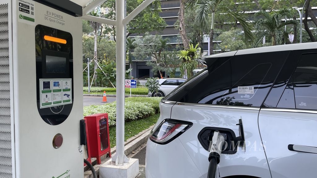 Mobil listrik Wuling Cloud EV diisi tenaga baterainya menggunakan arus searah atau DC di pengisian publik di Sudirman Park, Jakarta Selatan Dengan pengisian cepat ini, Wuling mengklaim baterai bisa terisi penuh dari 30 persen dalam waktu 30 menit.