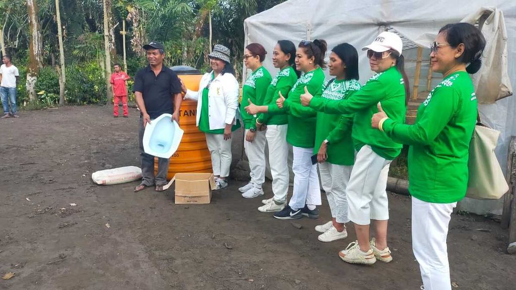 Bantuan semen, keramik, dan tandon air dari wisatawan untuk Kelompok Tani Nola Wonga di Bajawa, Kabupaten Ngada, Nusa Tenggara Timur, untuk pembangunan penginapan sederhana di lokasi perkebunan kopi.