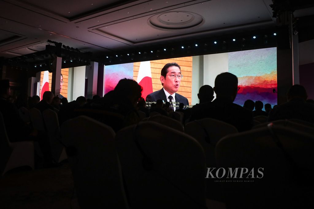 Perdana Menteri Jepang Fumio Kishida menyampaikan sambutan secara virtual dalam ASEAN Business & Investment Summit 2023 di Hotel Sultan, Jakarta, Senin (4/9/2023). Hari kedua konferensi ini menyoroti upaya pemerintah dalam mendukung solusi sektor swasta untuk mengatasi permasalahan yang mendesak di kawasan. 