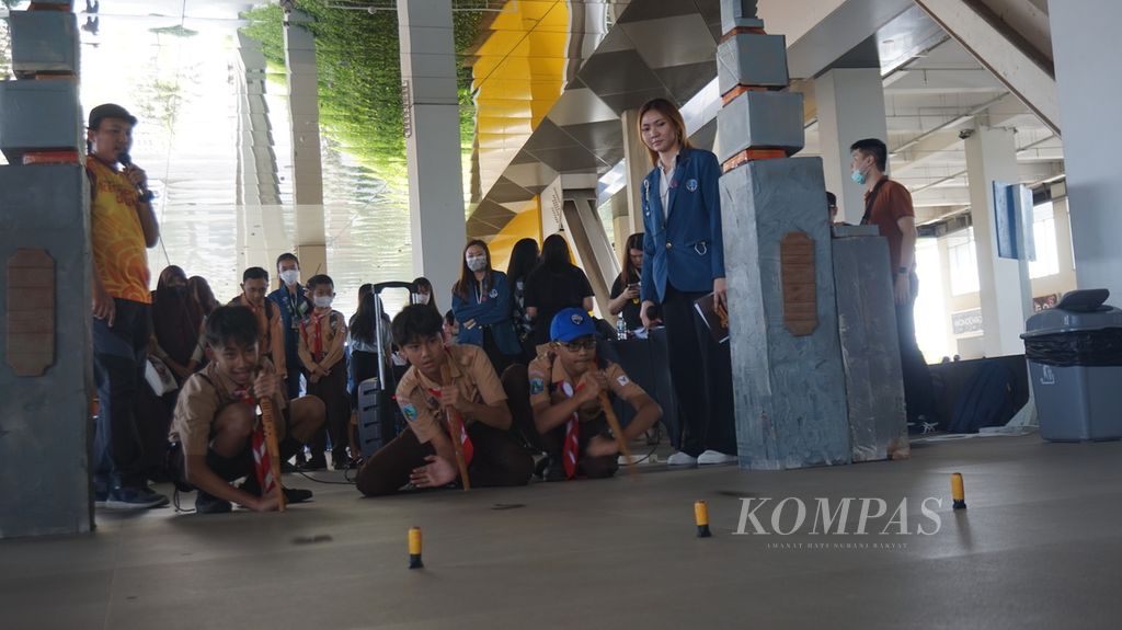 Kalangan murid SD Negeri Siwalankerto 2 mencoba bermain balogo buatan Kampoeng Dolanan dalam Festival Mandaka di Universitas Kristen Petra, Surabaya, Jawa Timur, Jumat (19/5/2023). 