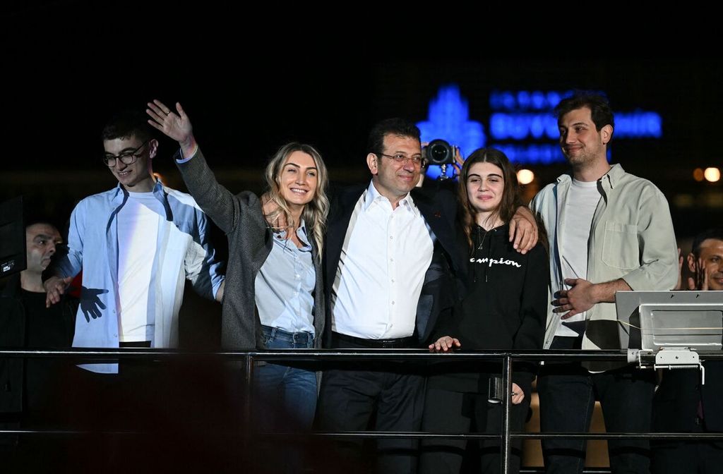 Wali Kota Istanbul dan kandidat partai oposisi, Partai Rakyat Republik (CHP), Ekrem Imamoglu (tengah), bersama istrinya, Dilek Imamoglu (kedua dari kiri), dan anggota lain keluarganya merayakan kemenangannya dalam pemilu wali kota Istanbul di Istanbul, Turki, 31 Maret 2024. 