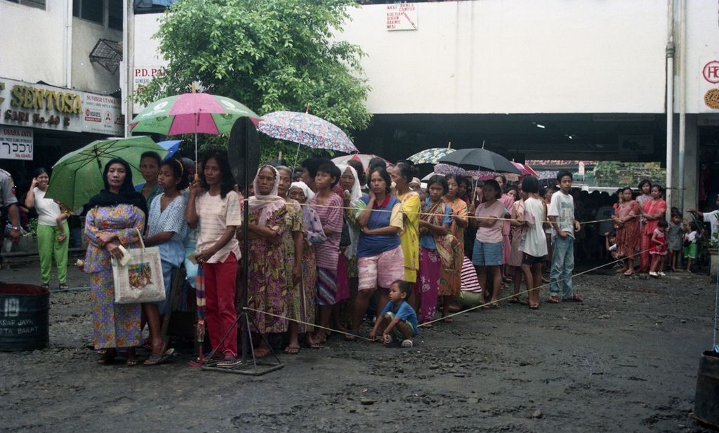 Krisis moneter 1998 mengakibatkan banyak warga kehilangan mata pencarian atau terkena PHK. Warga tengah antre sembako yang diadakan pedagang di kios-kios Taman Sari, Jakarta Pusat.