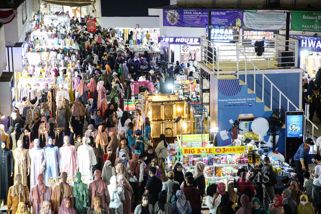 Suasana di Blok B Pasar Tanah Abang, Jakarta Pusat, yang dipadati pengunjung, Minggu (12/3/2023). Jelang bulan puasa, Pasar Tanah Abang diserbu pengunjung yang hendak berbelanja pakaian muslim, perlengkapan shalat, serta hijab.