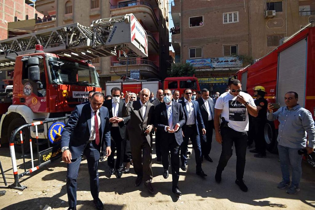 Foto yang dirilis oleh Kantor Perdana Menteri Mesir memperlihatkan Perdana Menteri Mostafa Madbouli (tengah), mengunjungi lokasi kebakaran di Gereja Kristen Koptik Abu Sefein di Imbaba, Giza, Minggu (14/8/2022). 
