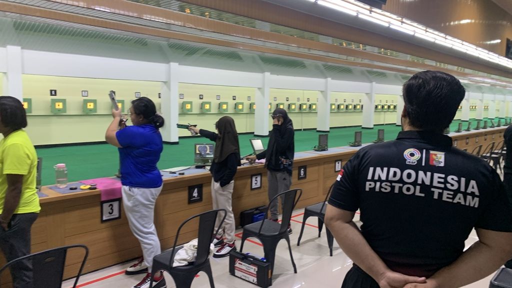 Sejumlah petembak Indonesia berlatih jelang ISSF World Cup Rifle/Pistol di Jakarta, Rabu (25/1/2023). Indonesia menurunkan 32 petembak di ajang yang berlangsung, 28 Januari hingga 8 Februari 2023 ini.