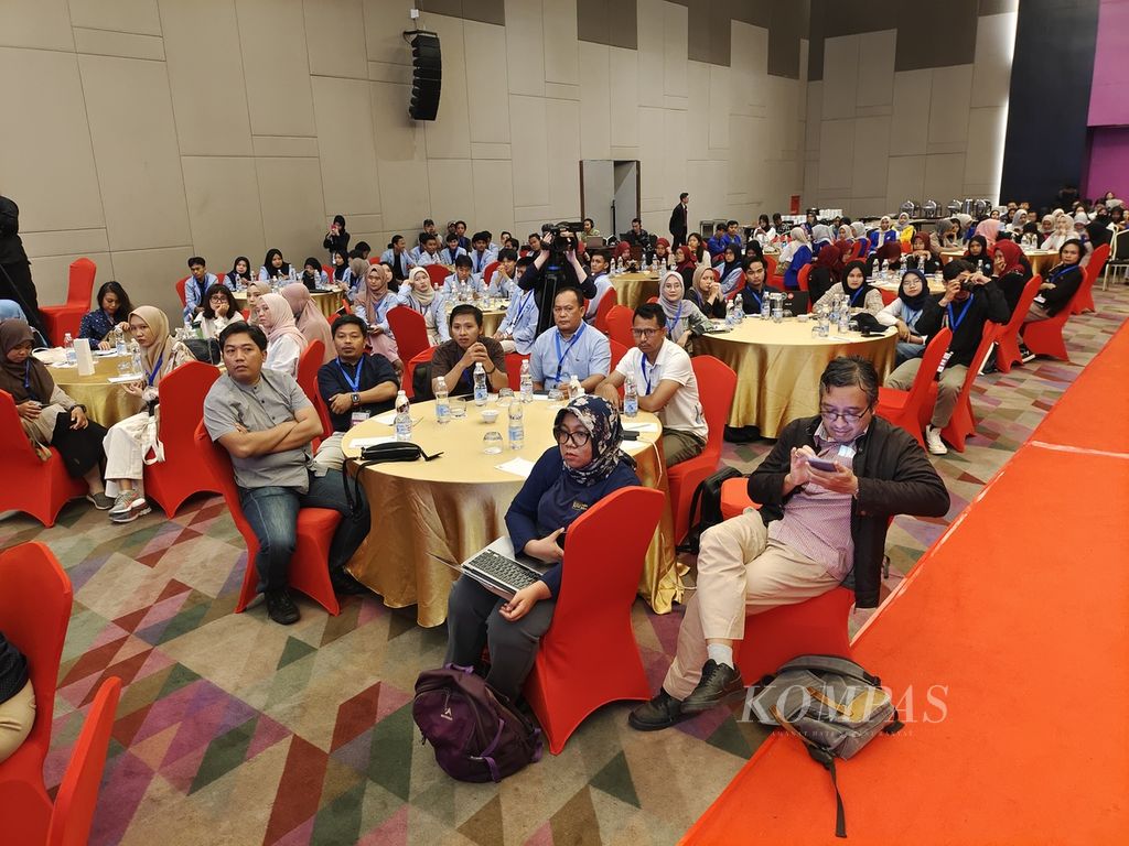 Suasana diskusi bertema ”Temuan dan Tantangan Menghadapi Manipulasi Informasi pada Pemilu 2024” pada pembukaan ”Indonesia Fact Checking Summit 2024”, di Palembang, Sumatera Selatan, Kamis (2/5/2024).