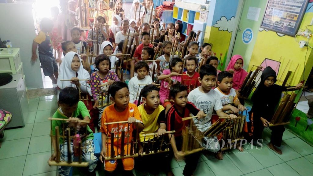 Anak-anak usia sekolah dasar berlatih memainkan angklung di Sekolah-Sanggar SAJA, di Jalan Petak Asem Baru/29 RT 007 RW 005 Penjaringan, Jakarta Utara, Kamis (14/9/2017). SAJA menyediakan pendidikan gratis bagi anak dari warga kurang mampu di sekitarnya.