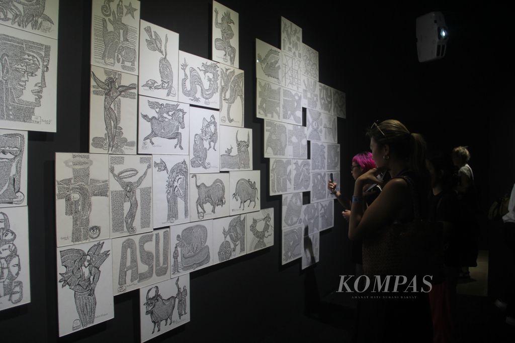 Pengunjung melihat karya seniman Butet Kartaredjasa dalam pameran seni rupa Artjog 2023, Jumat (30/6/2023), di Jogja National Museum, Kota Yogyakarta. 